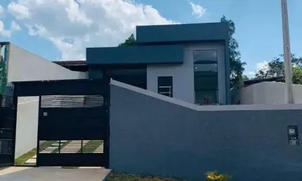 Casa contemporânea em Terra Preta, apta para financiamento.