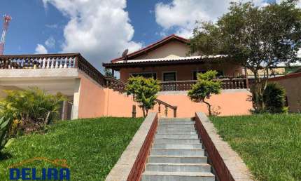 Linda casa à venda em Terra Preta, em ótima localização.