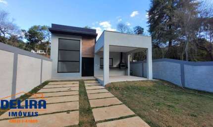 Casa nova á venda com 3 dormitórios, apto para financiamento bancário.