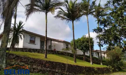 Sítio encantador com 4 chalés e 1 linda casa principal.
