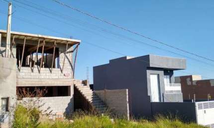 Casa com um projeto aprovado e só dar andamento na construção.