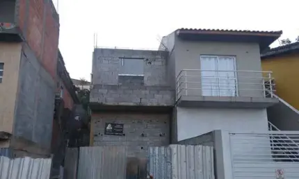 Casa em fase de acabamento com Escritura em Terra Preta.