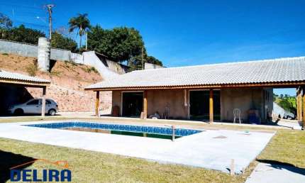 Chácara com piscina, churrasqueira e aceita financiamento bancário.