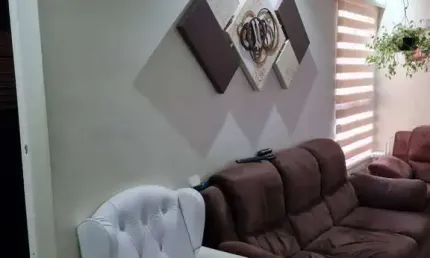 Apartamento com 2 dormitórios e um deles mobiliado.