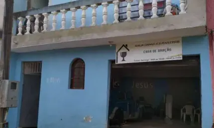 Casa com salão comercial e terreno nos fundos, acesso por duas ruas.