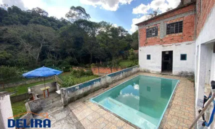 Chácara em rua asfaltada com piscina e churrasqueira.