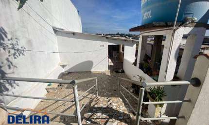 Casa à venda com ótima localização, com duas casas de aluguel.