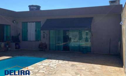 Edícula Espaçosa com Charme Rústico, Piscina e uma Casa em Construção.