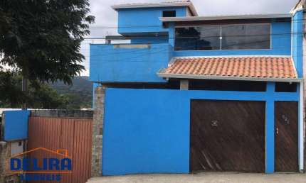 Casa de 4 andares em boa localização, para moradia ou renda mensal.
