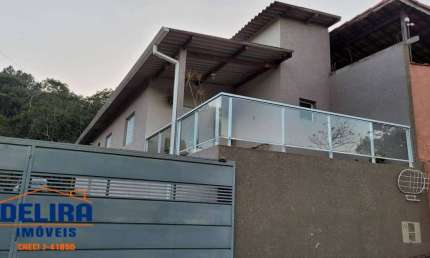 Casa à venda em área verde com 489m² de área total.