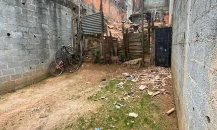Terreno com ótima localização e pronto para construir.