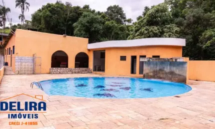 Sítio com 31.000 mil m² com 3 casas e 3 alojamentos.