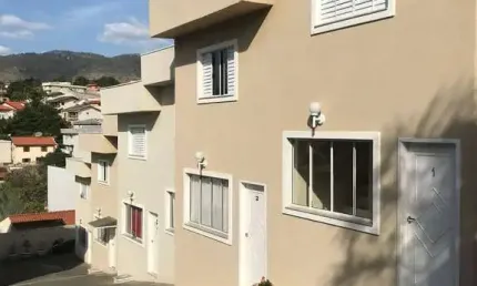 Sobrado à venda dentro de condomínio com ótima localização.