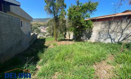 Terreno à Venda: 300m² com Localização Privilegiada