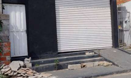 Salão para locação em Terra Preta em rua asfaltada.