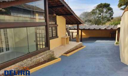 Casa com excelente localização, piscina e área gourmet.