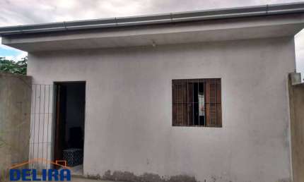 2 casas à venda em Terra Preta cada uma para um lado da rua.