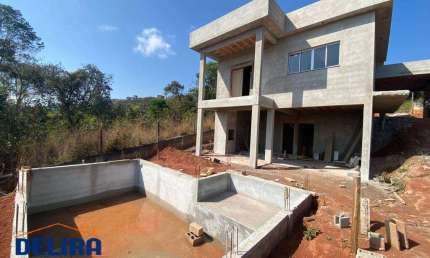Casa à venda com 3 dormitórios, apto para financiamento bancário!