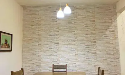 Encantadora Casa Térrea com 2 Dormitórios: Aconchego em Cada Cômodo