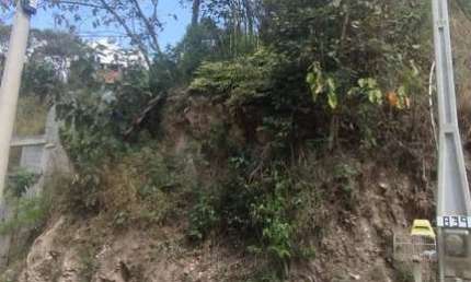 Terreno com Potencial - 890m² em Aclive, Ótima Localização!