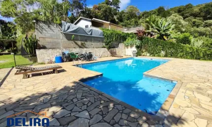 Encantadora chácara de 3.400 m²: refúgio de tranquilidade com conforto