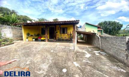Oásis Tranquilo: Casa com 2 Dormitórios e Amplo Espaço para 5 Carros