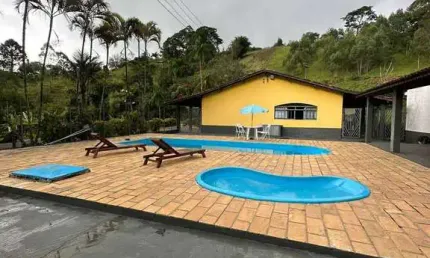 Sítio com casa principal, casa de caseiro e infraestrutura de lazer