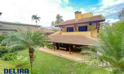 Excelente Casa em Condomínio com Características de Campo