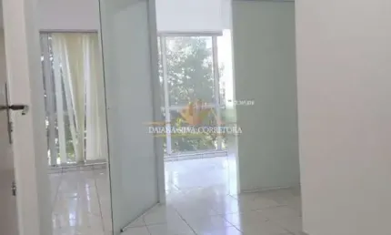 Sala comercial jardim do mar, com divisória e banheiro privativo.