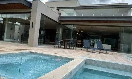 Casa de luxo localizada em um dos melhores condomínios de alto padrão da região