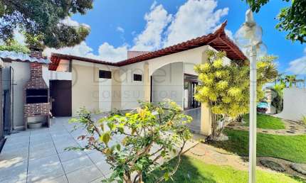 Casa em Candelária a apenas 3 min do Natal Shopping, 4/4, piscina. Oportunidade