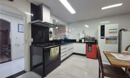 Sobrado 180 m² à venda com suíte master, área gourmet 2 vagas.