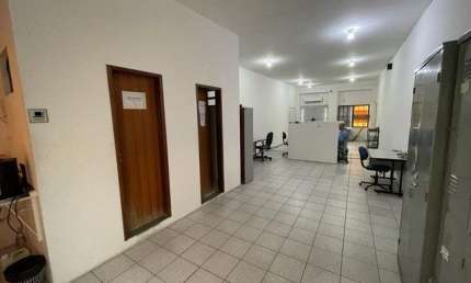 Oportunidade de prédio comercial em fase final de reforma. Ótimo para comércio, cursinhos , galpão ou depósito.