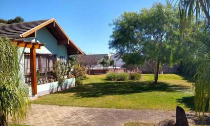 Casa residencial, plana, excelente posição solar, com aqueci.mento a gás em todos os cômodos.