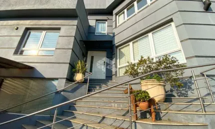 Casa de 536,20 m² com 6 Suítes, Garagem para 5 Carros e Piscina