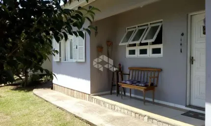 Duas casas, uma alvenaria e outra madeira, de frente para rua.
