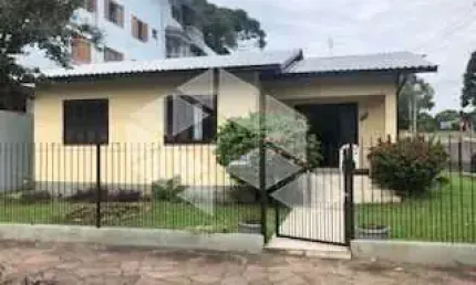 Bela casa para moradia e investimento. Excelente oportunidade de negócio.