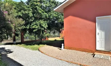 Bela casa de alvenaria com edícula aos fundos na Vila Germânia.