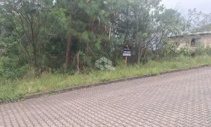 Terreno na serra gaúcha com 370,50 m2 em área residencial com vista.