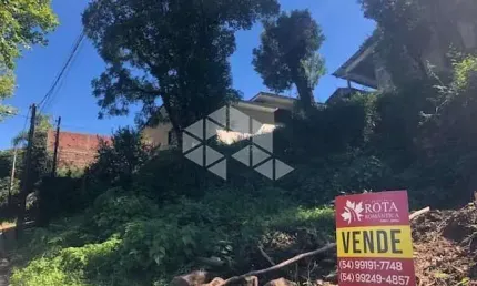 Terreno localizado em rua tranquila no centro da cidade .