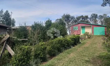 Casas de chalé e alvenaria em amplo terreno na linha olinda