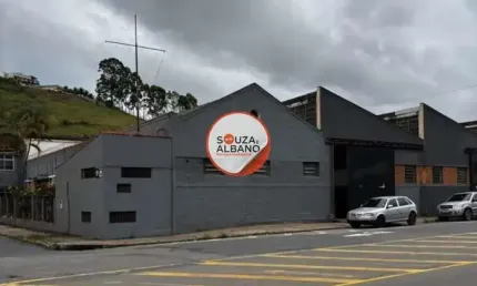 Galpão amplo com 1.110m² – estrutura completa com 4 salas zona norte de jf