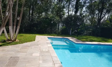 Linda casa em condomínio fechado, 459 m² de área útil, 4 dormitórios, Carapicuíba.  ‌