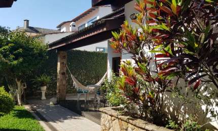 Linda casa em condomínio fechado, 459 m² de área útil, 4 dormitórios, Carapicuíba.  ‌