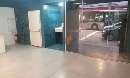 Loja com 200 m² mais 400 m² de depósito e metros de fachada em Pinheiros