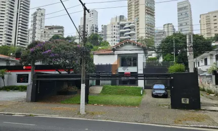Casa comercial na Av. Pacaembu com 657 m² de área total para locação