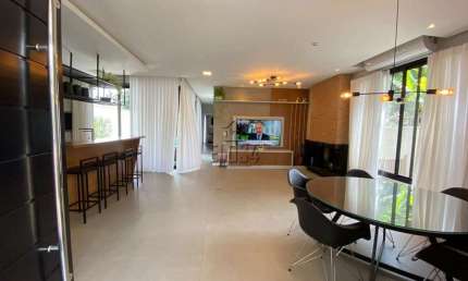 Casa com arquitetura moderna no bairro Jardim América.