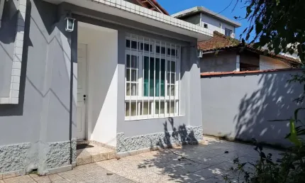 Casa c/quintal e edícula nos fdos. S. Vicente, cidade de Praia!