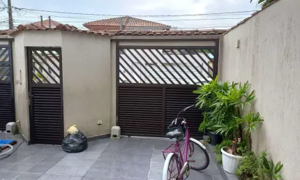 Casa independente com 03 dorm, sendo 02 com suíte. Tem edícula.