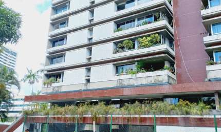 Cobertura à Venda em Casa Forte com 310M² e com 4 vagas de garagem. Finamente Decorada.